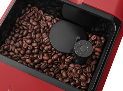 Depósito de café de la cafetera superautomática Smeg BCC02RDMEU con vaporizador Roja