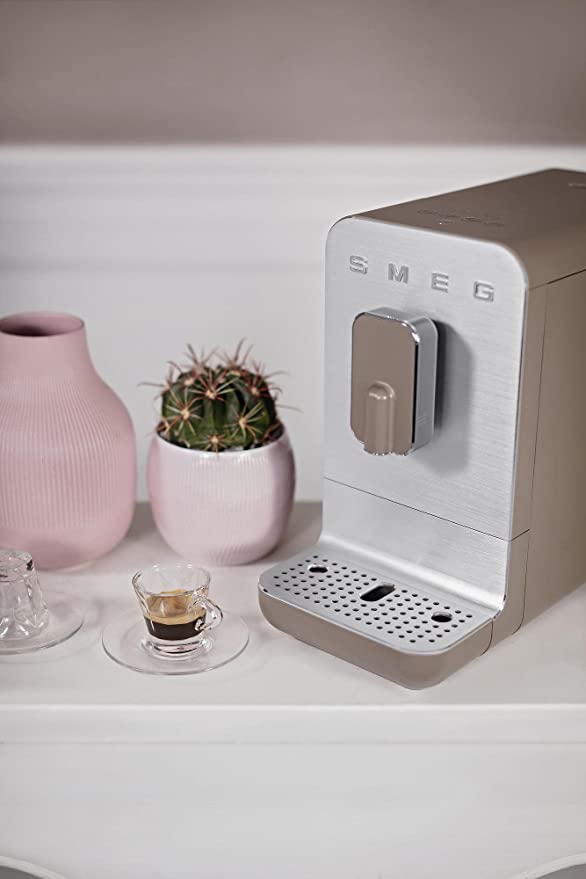 Elegancia de la Cafetera superautomática Smeg BCC02TPMEU con vaporizador Taupe